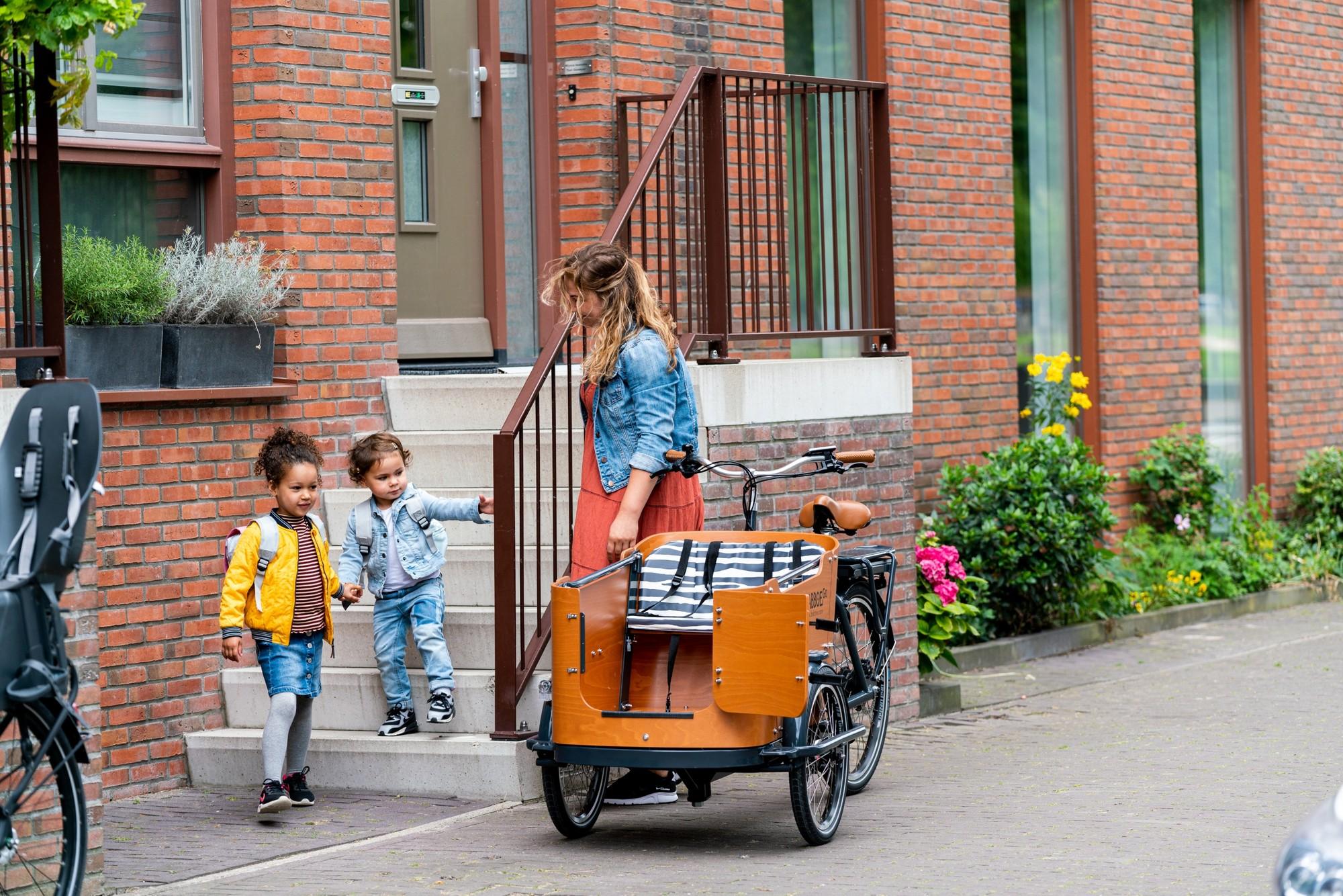 Das Bild zeigt ein Babboe mit Kissen fĂŒr Kinder