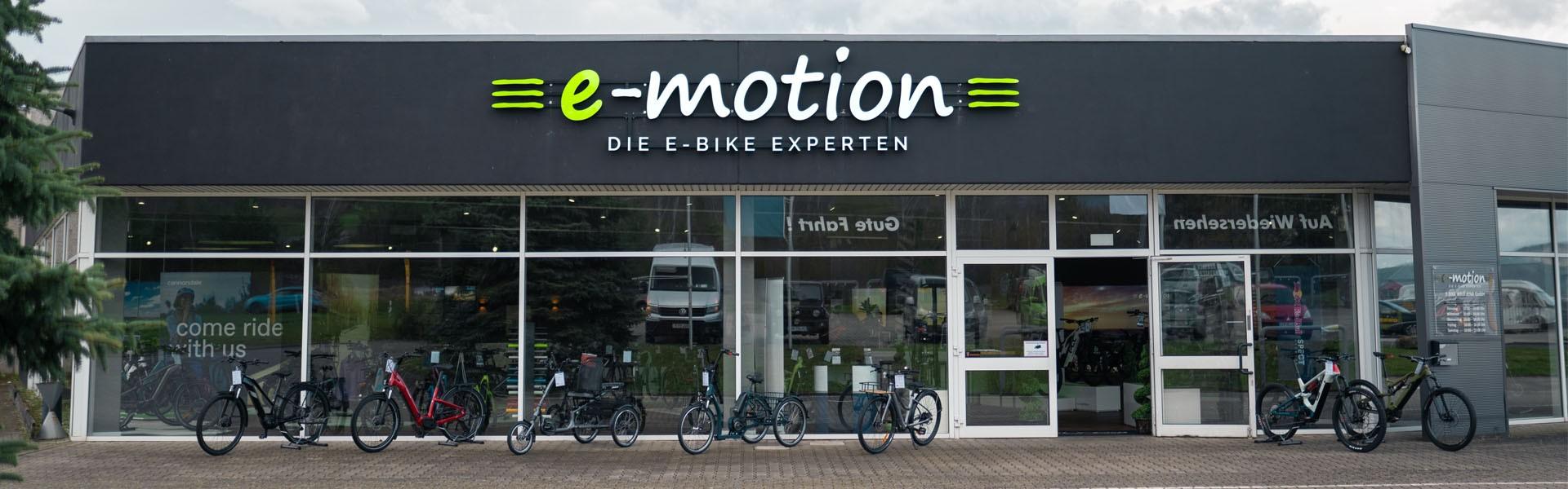Das Bild zeigt die Außenansicht des E-Bike Shops "e-motion" in Jena.