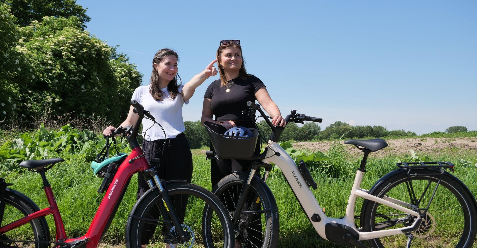 Lisa und Jana stehen ihren Turbo Como e-Bikes von Sepcialized