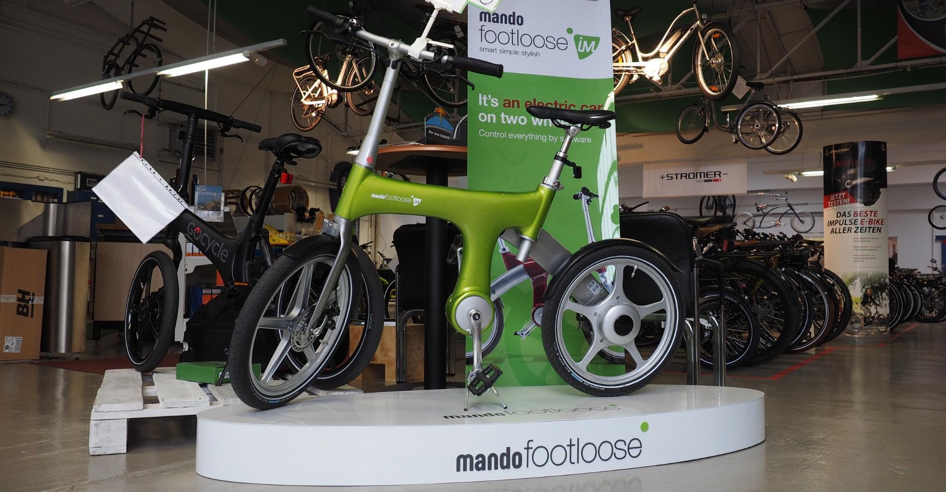 Ein Mando Footloose steht auf einem Display in einer e-motion e-Bike Welt