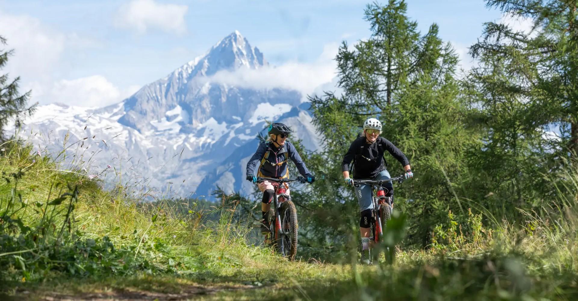Zwei e-Mountainbikerinnen in den Bergen