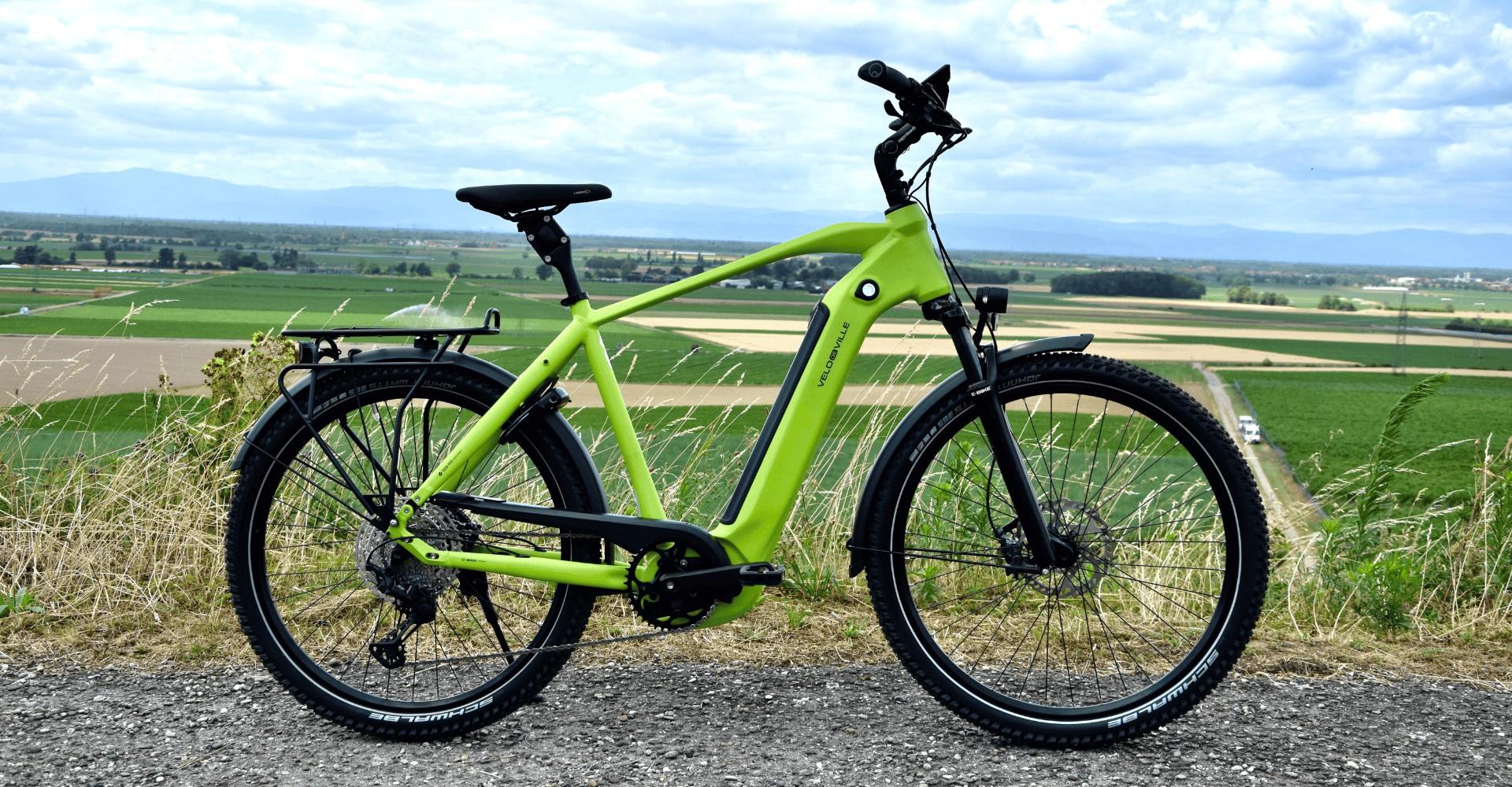 Das Velo de Ville SEB 990 Smart Smooth ist ein modernes E-Bike, das durch sein auffälliges, leuchtendes Grün ins Au