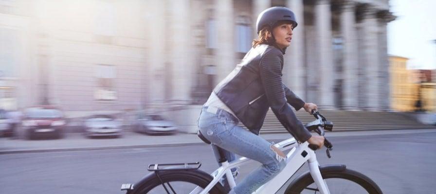 Frau auf weißem Speed-Pedelec in der Stadt