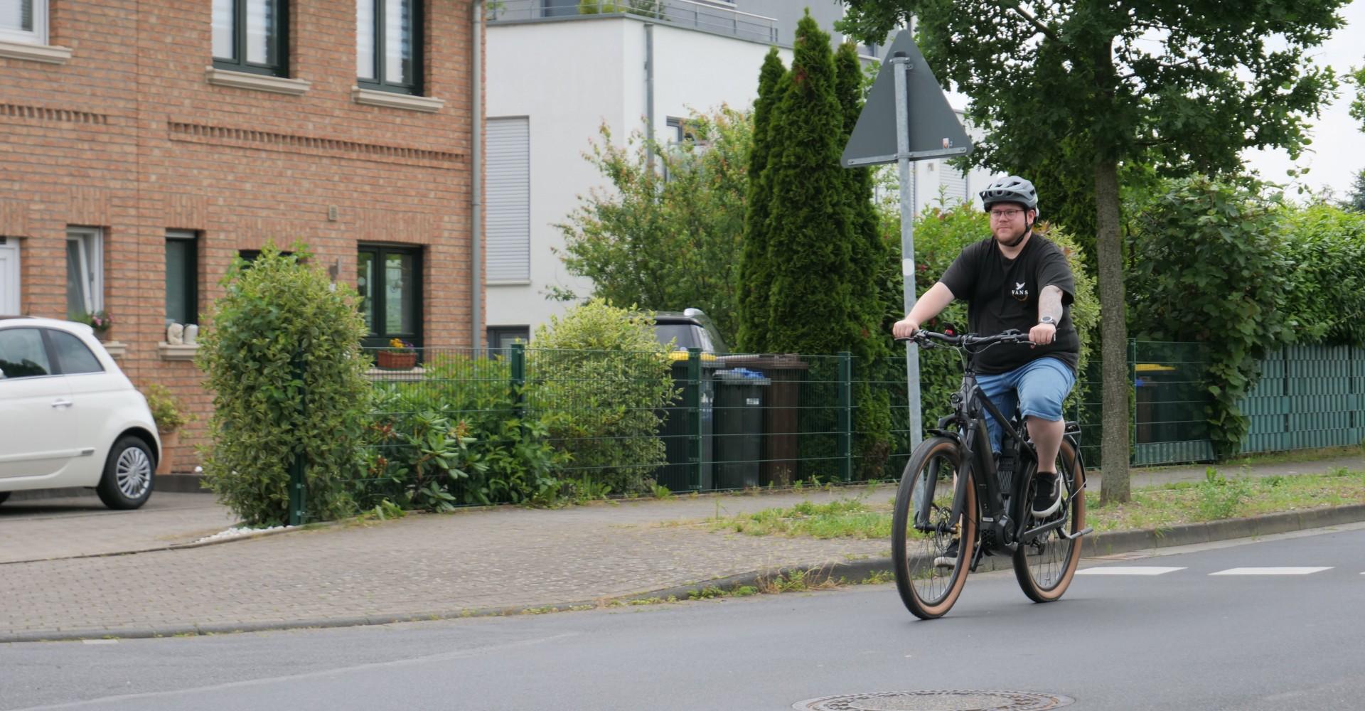 Ein Mann fährt auf der Straße mit dem Kalkhoff Entice 5 Advance+