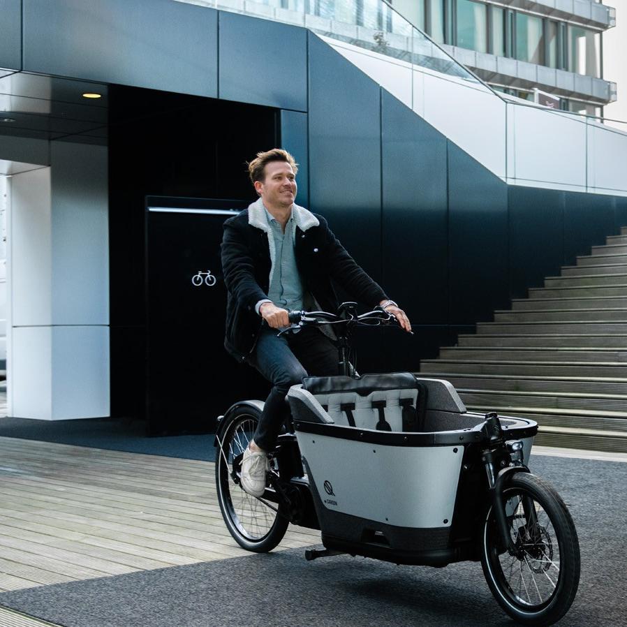 Radfahrer fährt mit seinem Carqon Lasten e-Bike durch die Stadt, er ist nicht von der Rückrufaktion betroffen.