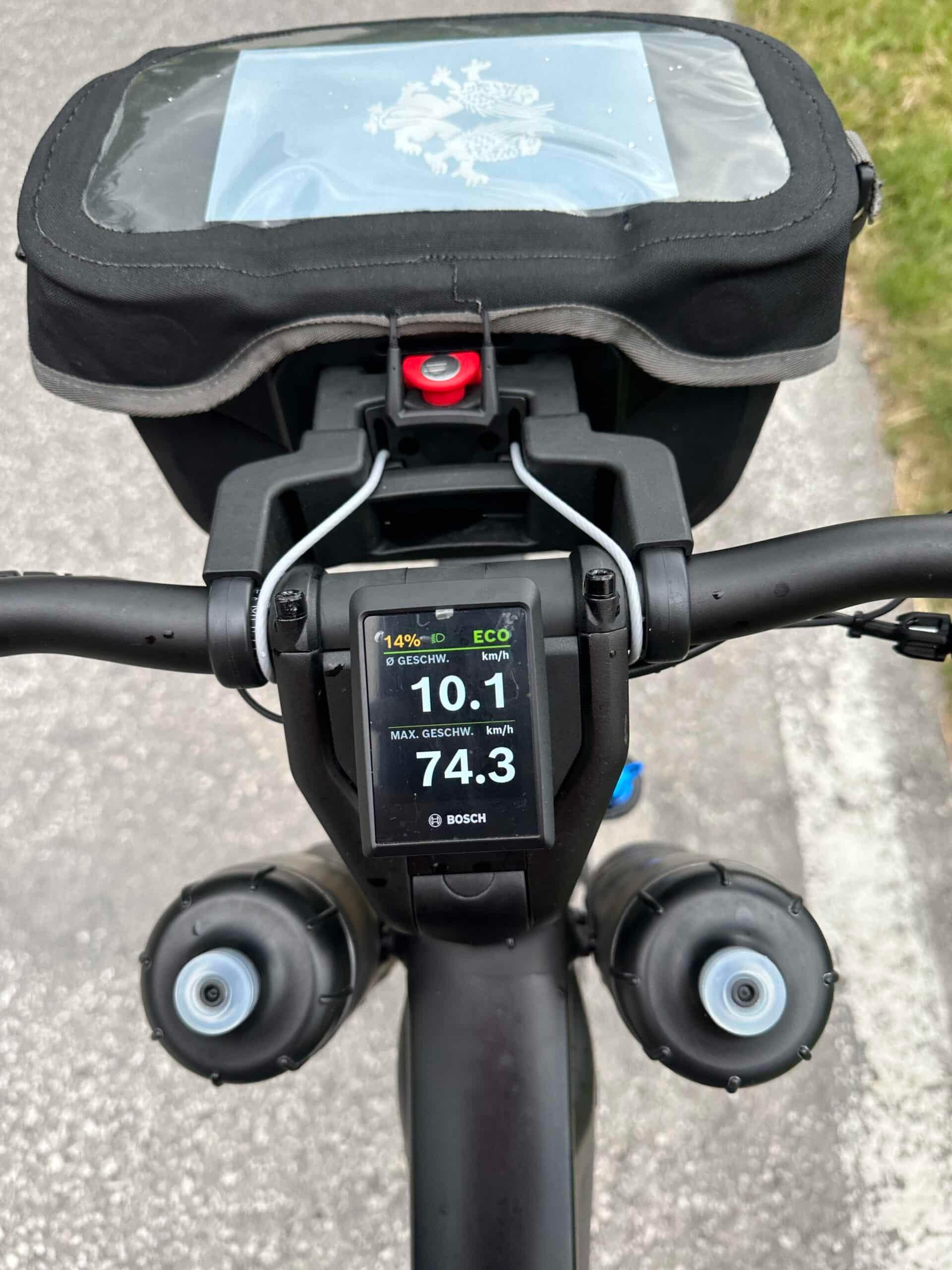 e-Bike Cockpit mit Bosch Display auf einer Fahrradtour