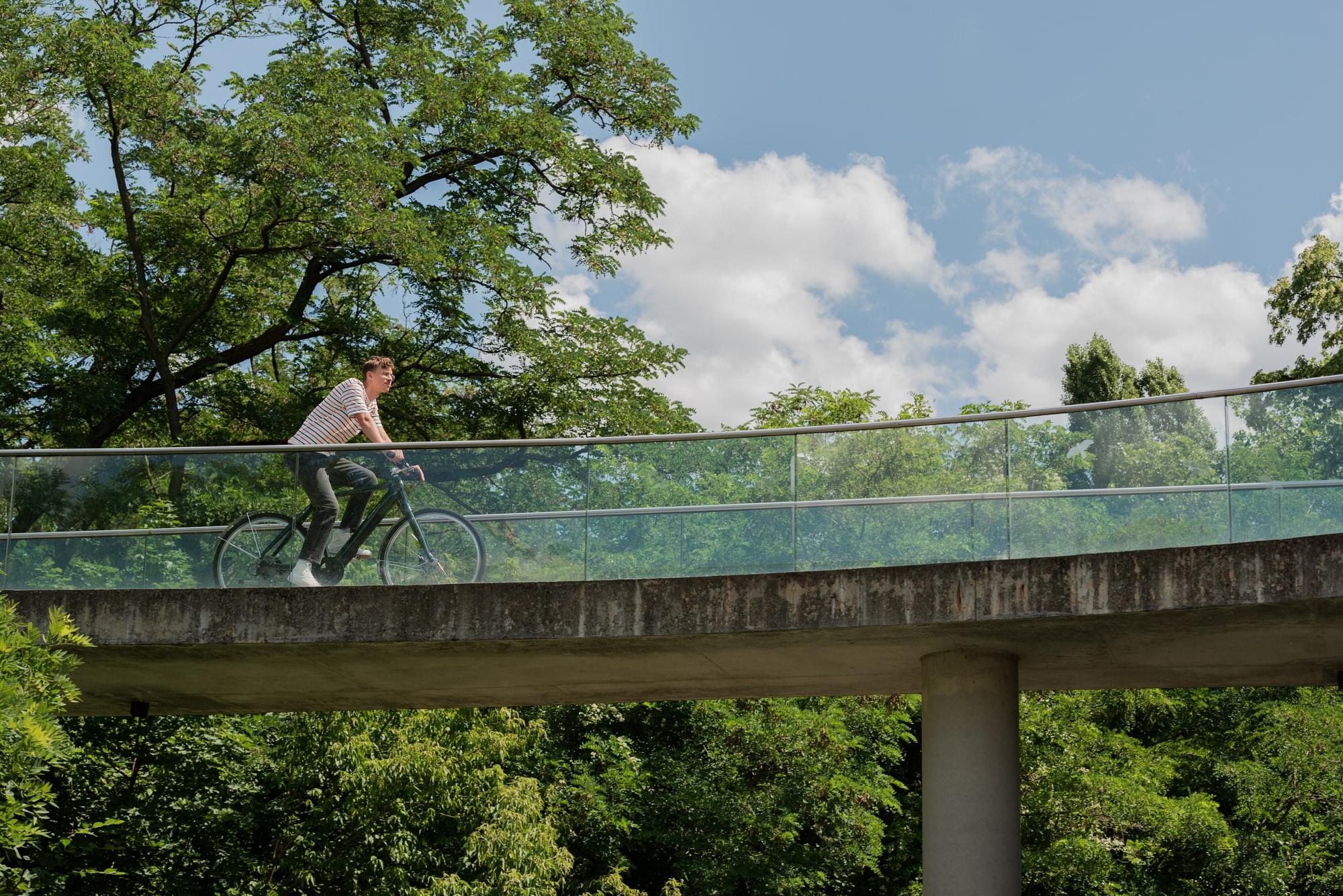 Entdecken Sie das Velo de Ville Esprit VEF Fahrrad, ideal für urbane Abenteuer. Perfekte Mischung aus Stil und Funk