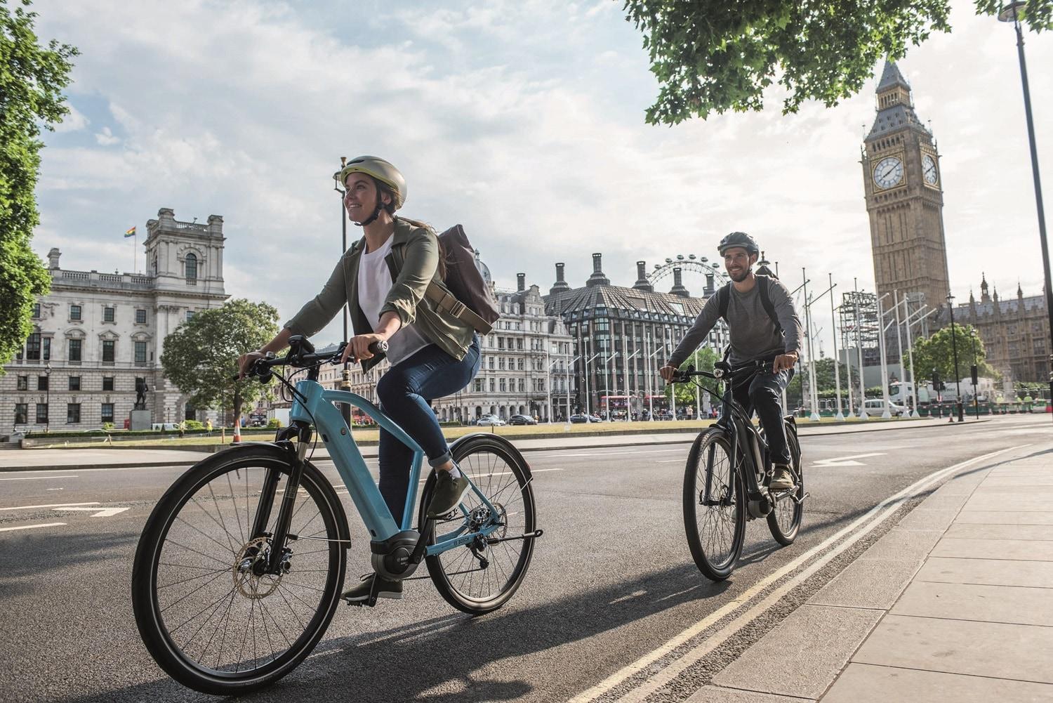 Zwei City e-Bikes von Bosch die durch die Stadt fahren