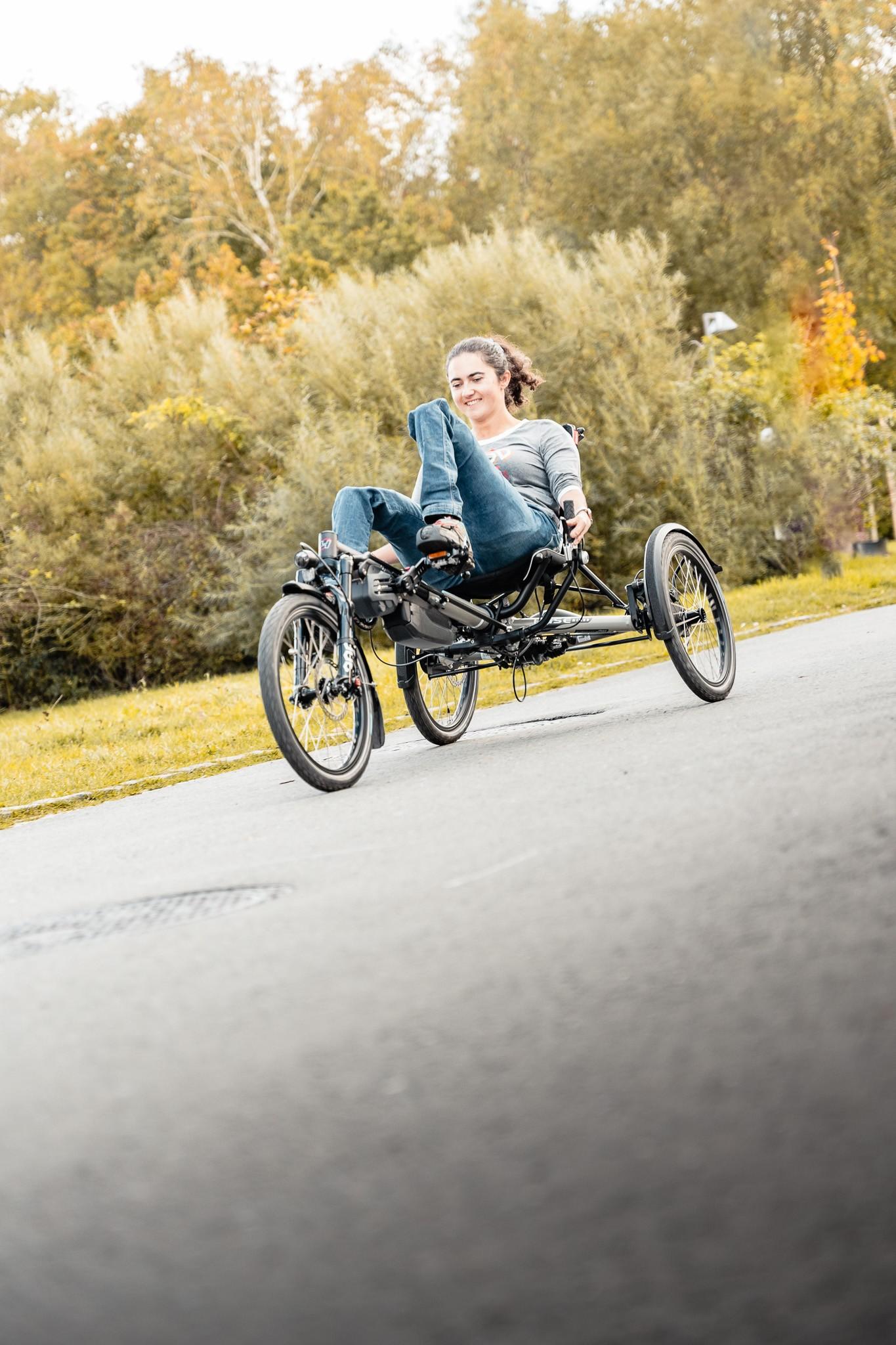 Frau fährt mit HASE Kettwiesel über die Straße