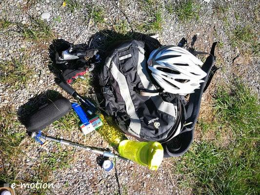 Fahrradhelm und Ausrüstung auf Kiesboden