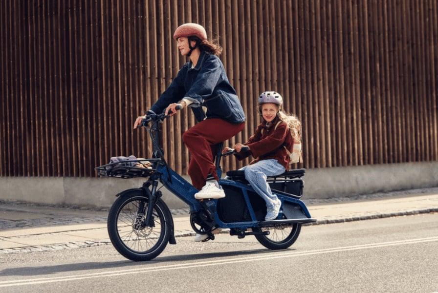 Riese & Müller Multitinker E-Bike mit zwei Personen auf der Straße
