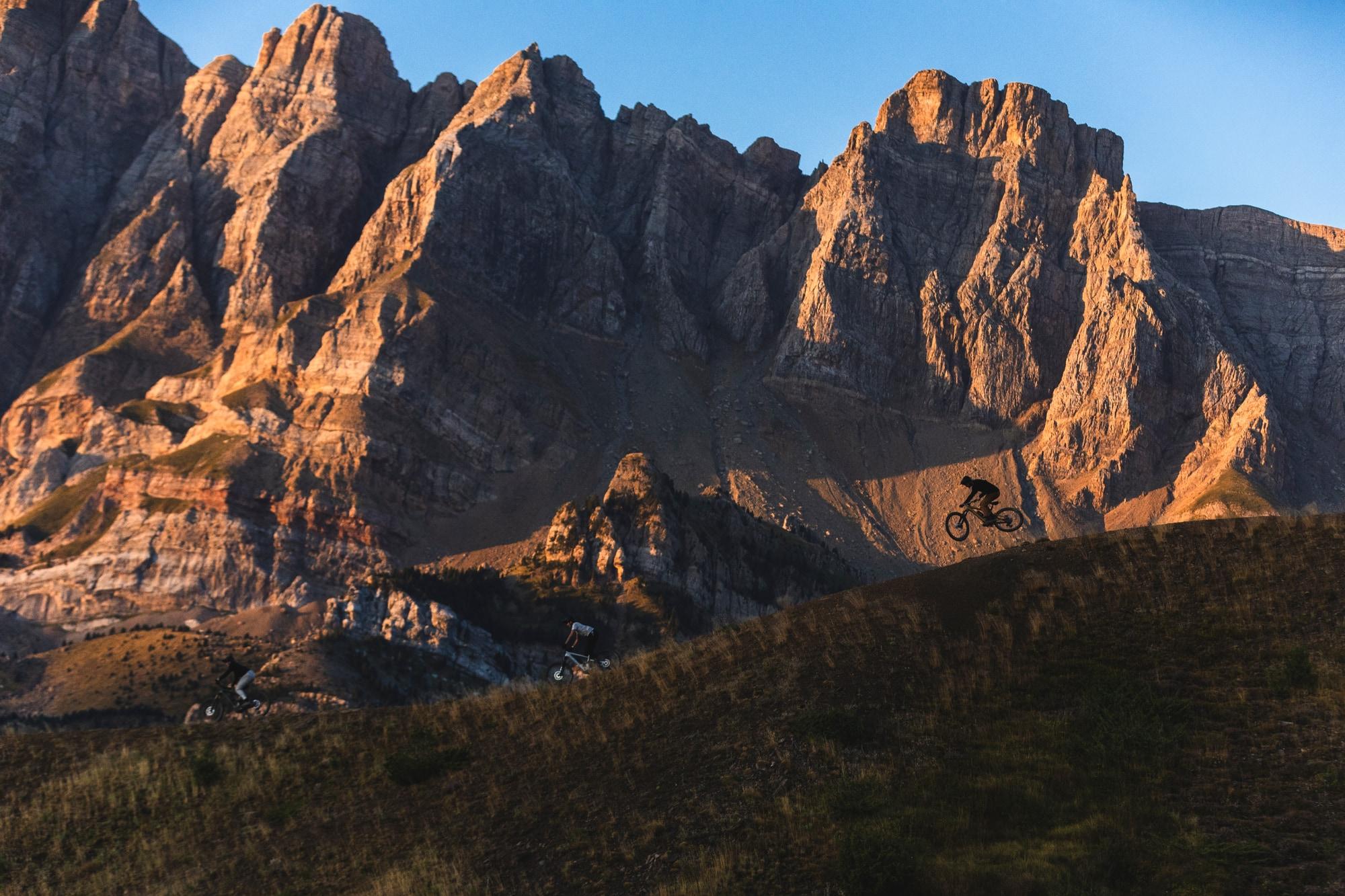Erleben Sie aufregende Fahrradabenteuer vor beeindruckenden Felsformationen und entdecken Sie die Schönheit der Nat