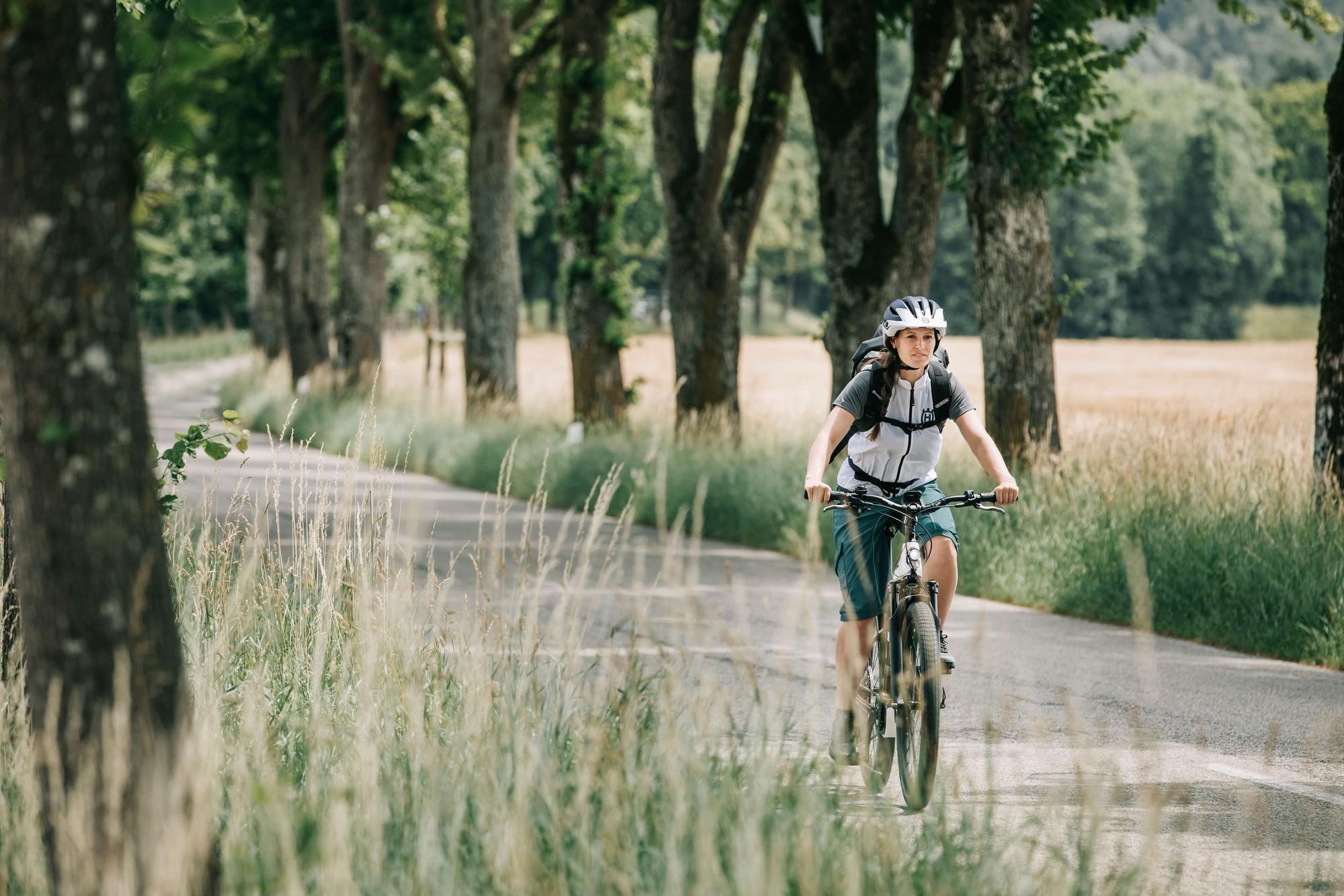 Eine Frau fährt auf dem Husqvarna  Grand Tourer in der Natur