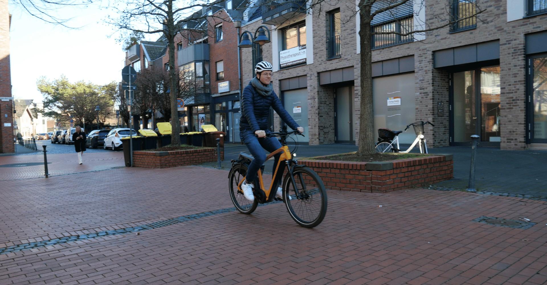 Christoph fährt auf dem Kalkhoff e-Bike durch die Stadt