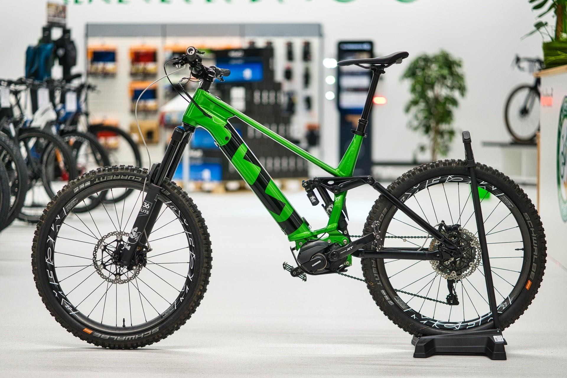 Im Bild ist ein modernes Haibike e-Bike in auffälligem Grün zu sehen, das im e-motion Shop Ulm präsentiert wird.