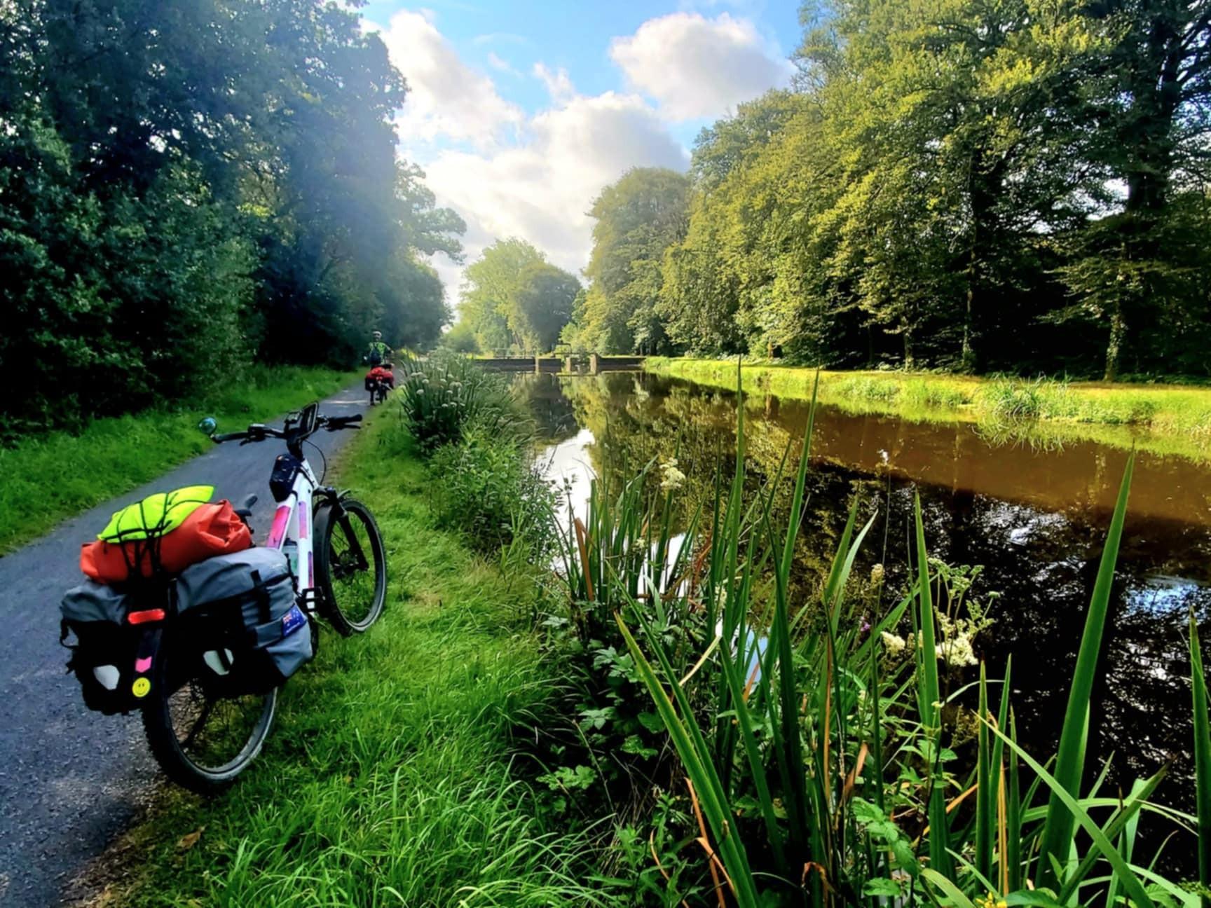 Das Bild zeigt ein Bike am Kanal