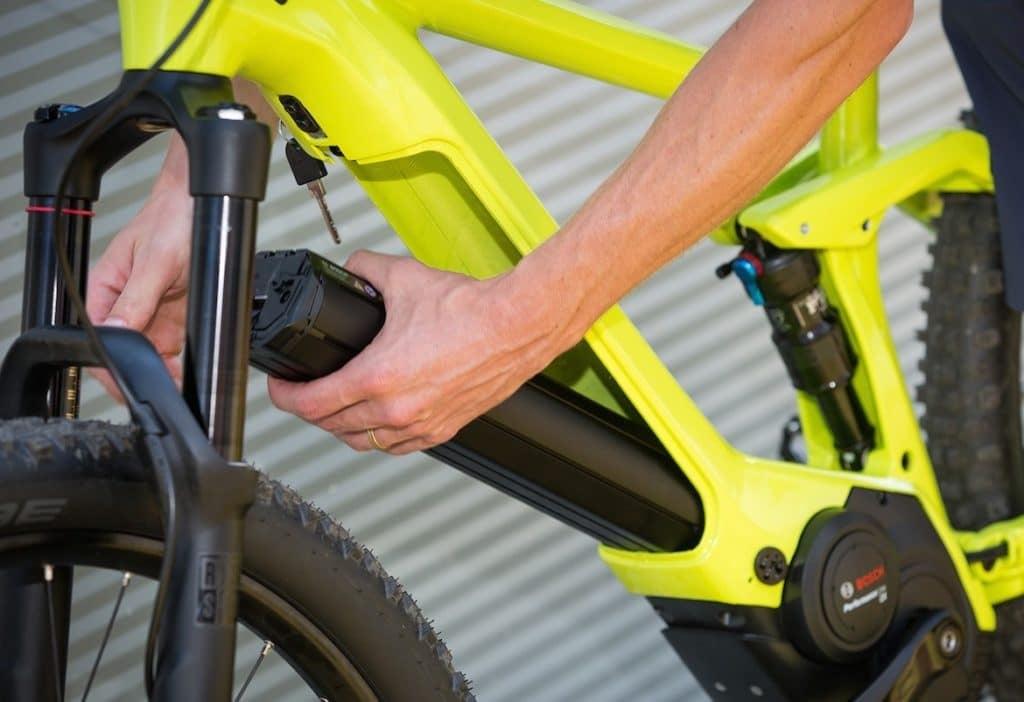 Gelbes E-Bike mit herausnehmbarem Akku und Bosch-Motor