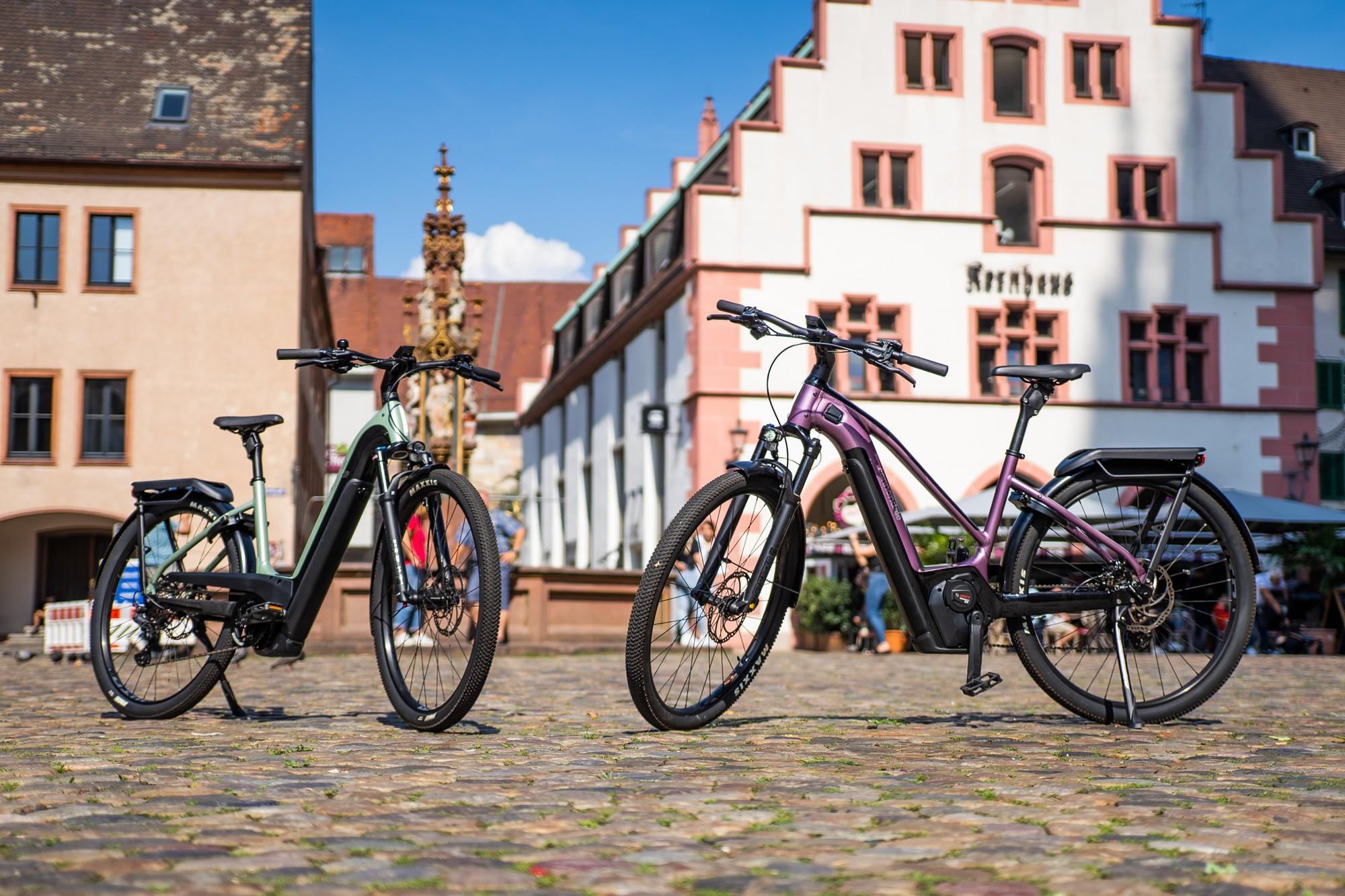 Zwei Modelle des Cannondale Tesoro Neo X 1 stehen in der Altstadt