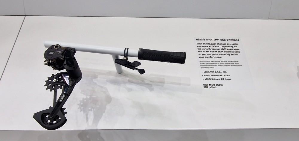 Moderne Schaltkomponente mit TRP- und Shimano-System, Fokus auf Präzision und e-Bike-Integration.