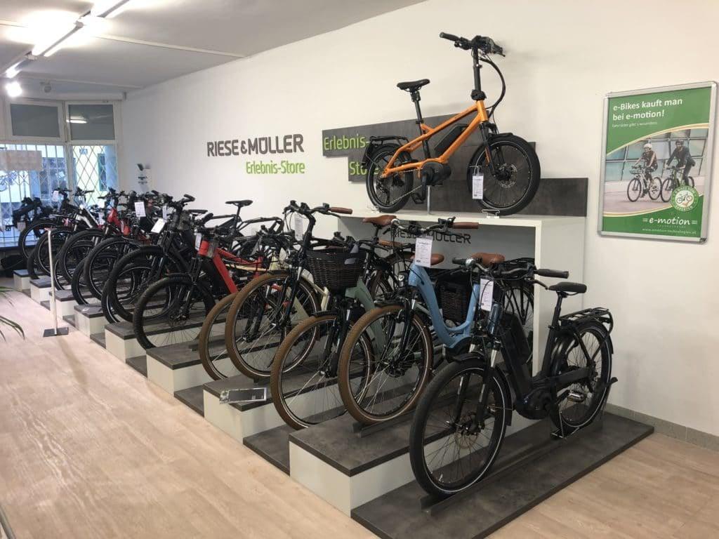 E-Bike Ausstellung im Riese & Müller Erlebnisstore mit verschiedenen Modellen