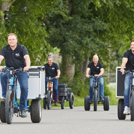 Sechs Personen auf XCYC Lastenrädern