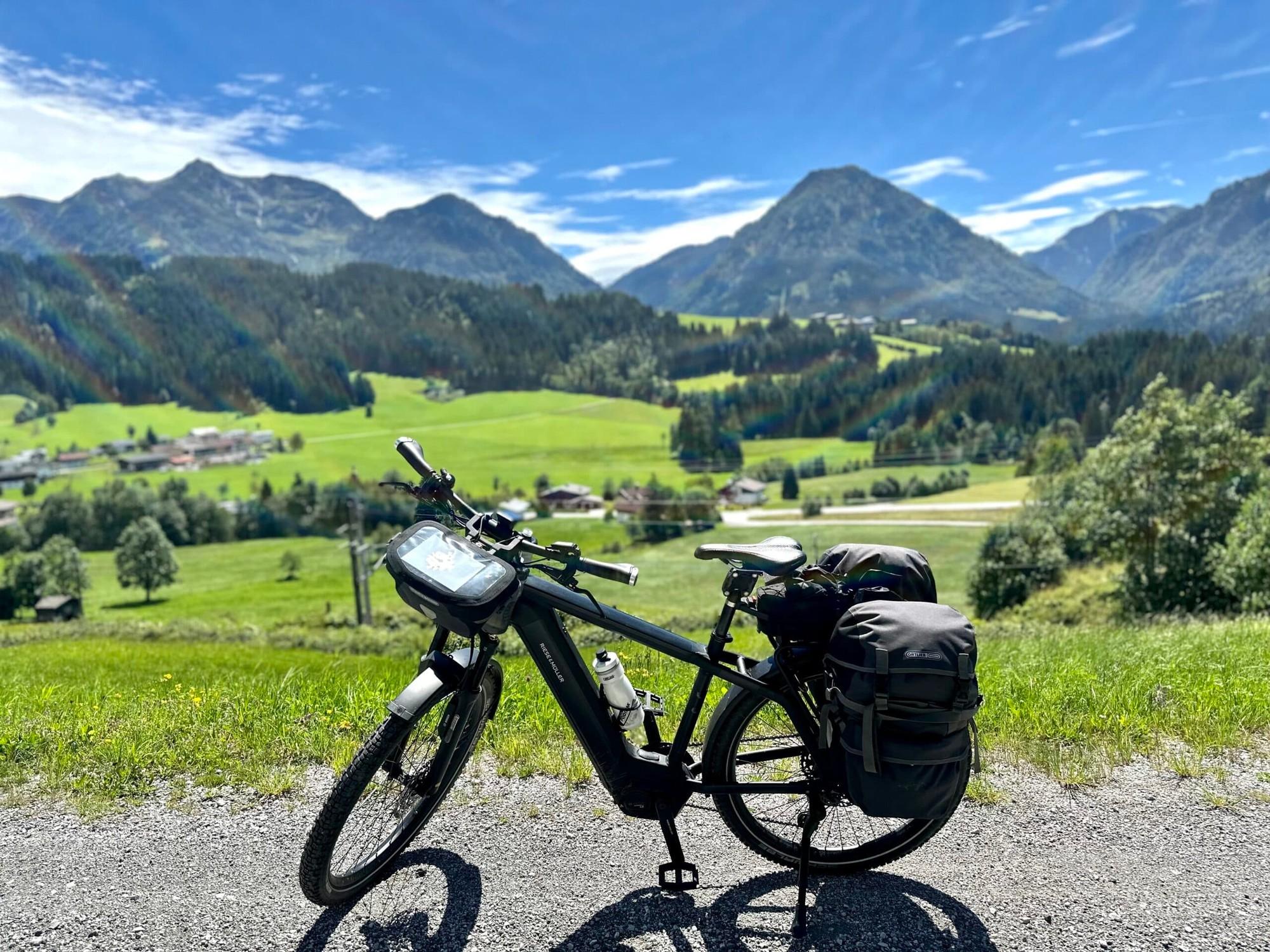 e-Bike mit Gepäck auf malerischer Berglandschaft