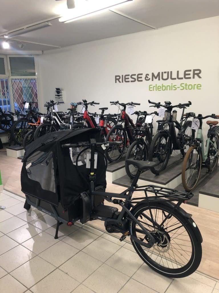 Riese & Müller E-Bikes im Erlebnis-Store ausgestellt