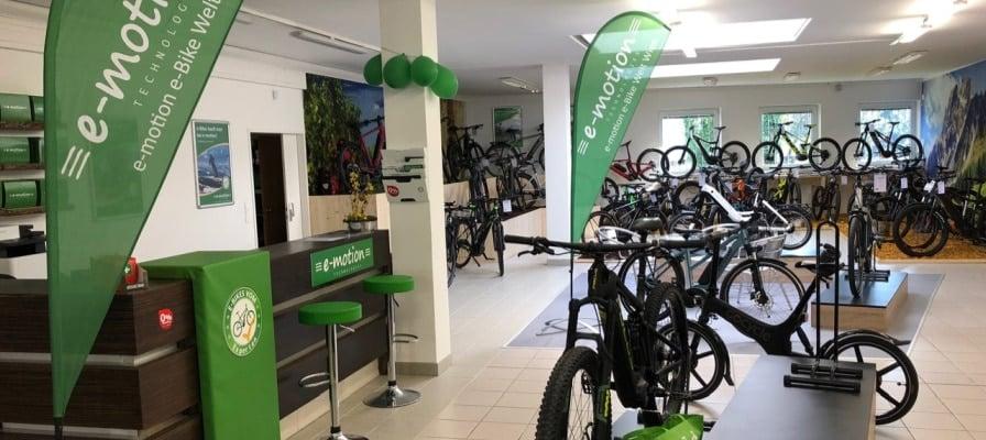 E-Bike-Ausstellung bei e-motion e-Bike Welt Wien mit verschiedenen Modellen