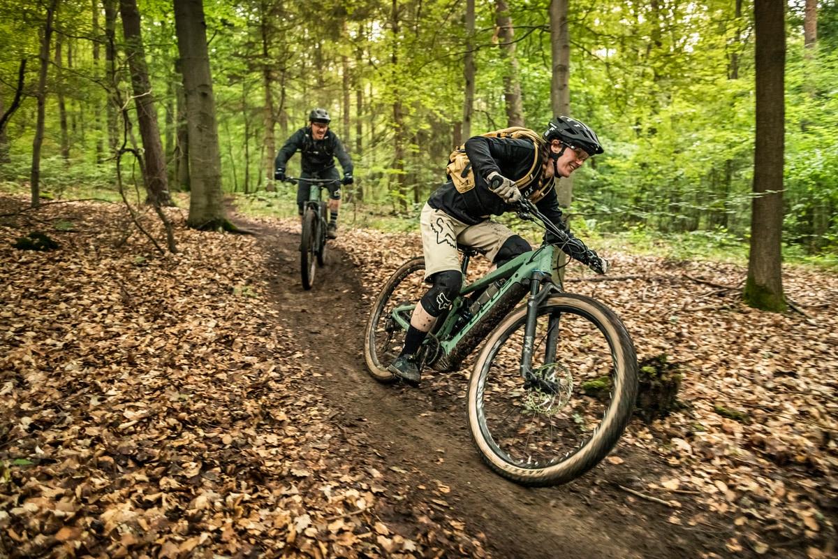 Entdecke das FOCUS Thron2 E-Bike in Aktion, ideal für Offroad-Abenteuer im Wald, ausgestattet mit starker BOSCH-Tec