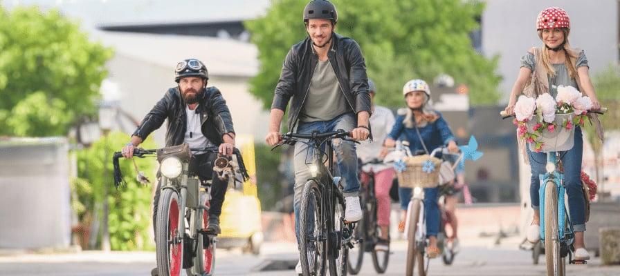 Gruppe von Menschen auf Fahrrädern in urbaner Umgebung