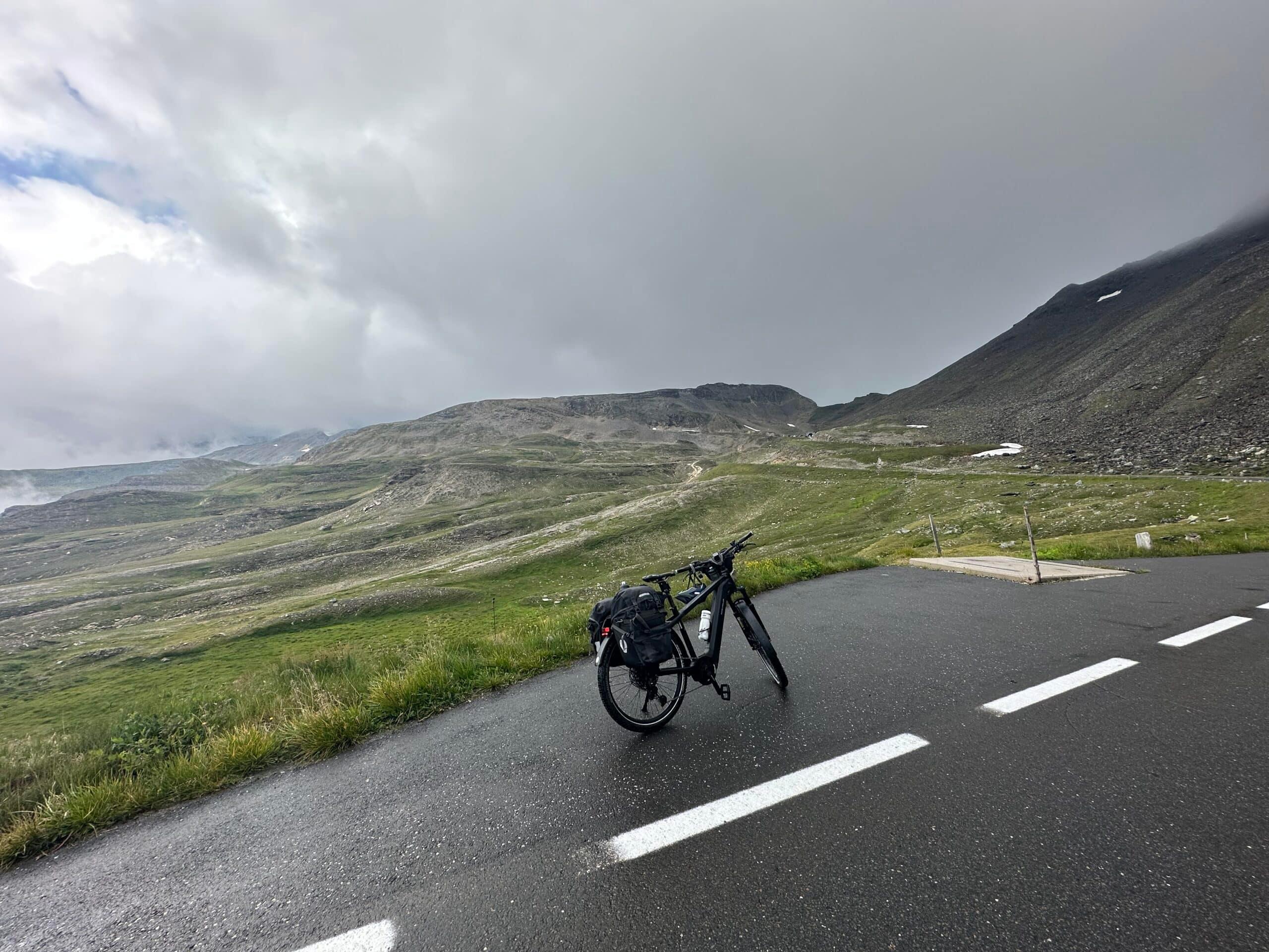 Ein e-Bike auf der Straße neben einem Feld