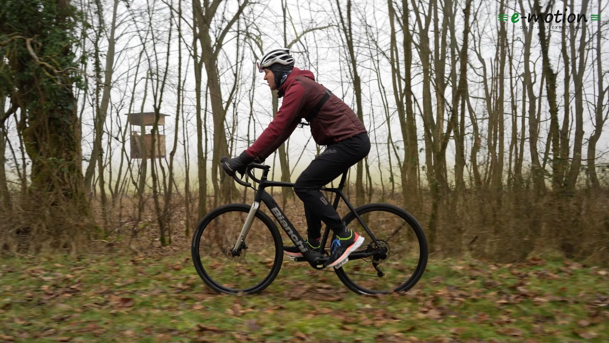 Christoph fährt mit dem Bianchi e-Impulso Gravel e-Bike durch den Wald