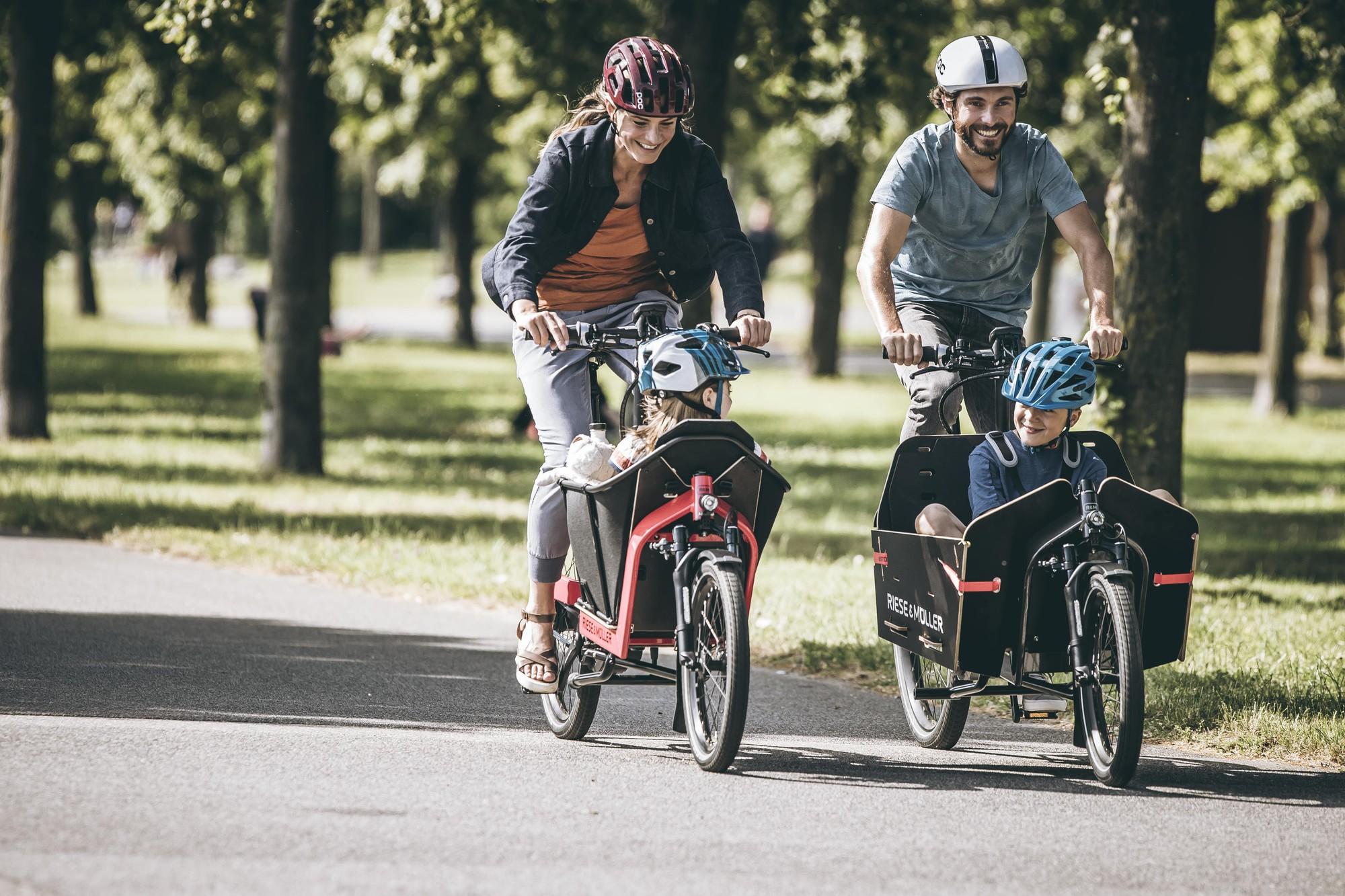 Das Bild zeigt eine familiäre Fahrradtour mit zwei E-Bikes, den Modellen Packster 60 und Packster 40.