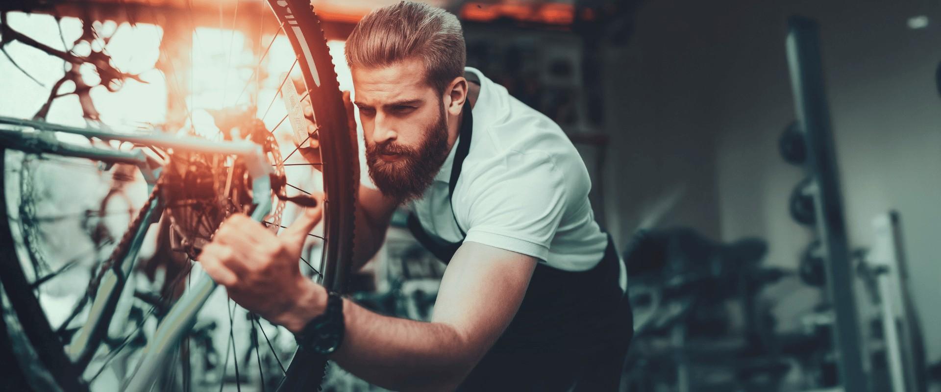 Ein Werkstatt Mechaniker arbeitet an einem e-Bike