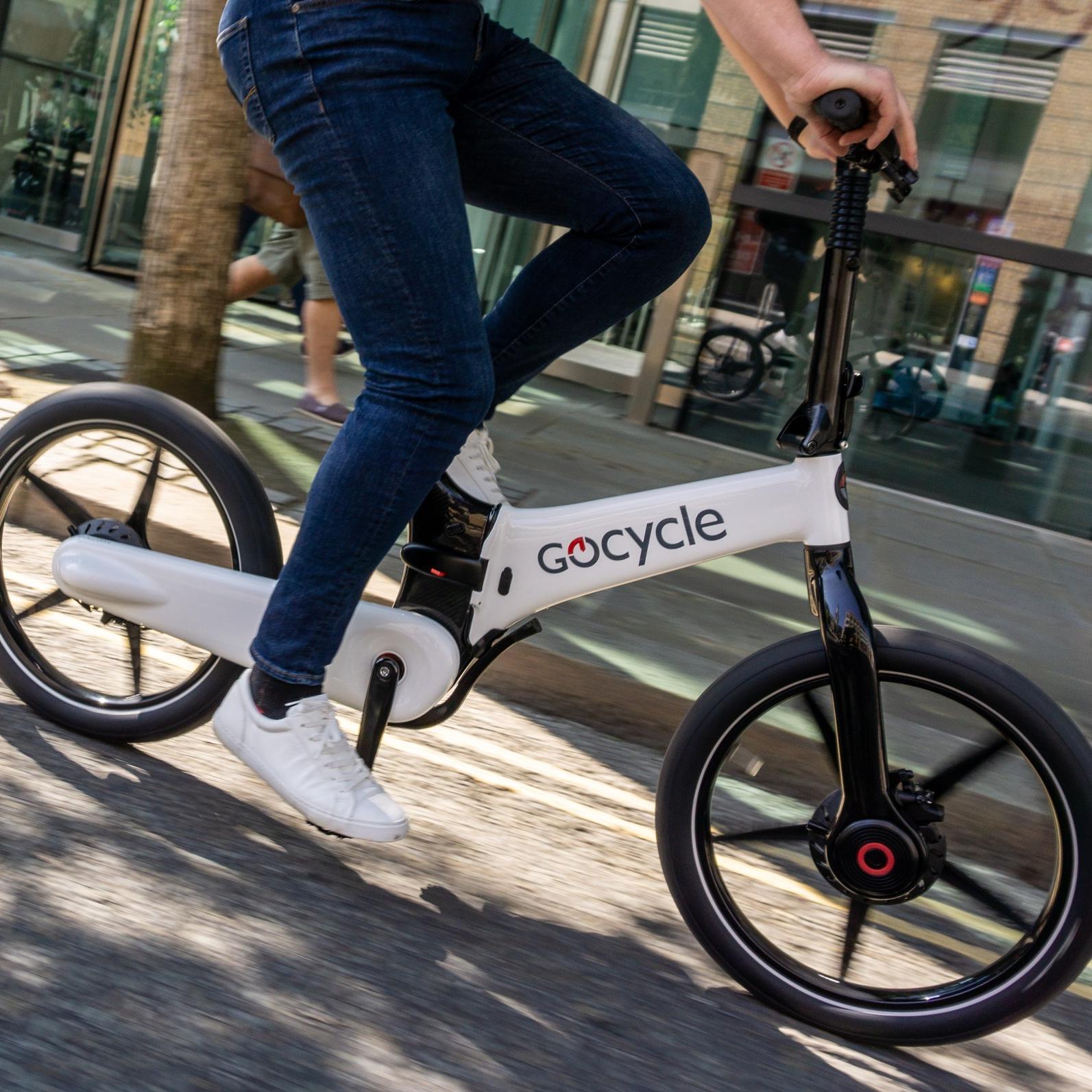 GoCycle e-Bike während der Fahrt im urbanen Einsatz