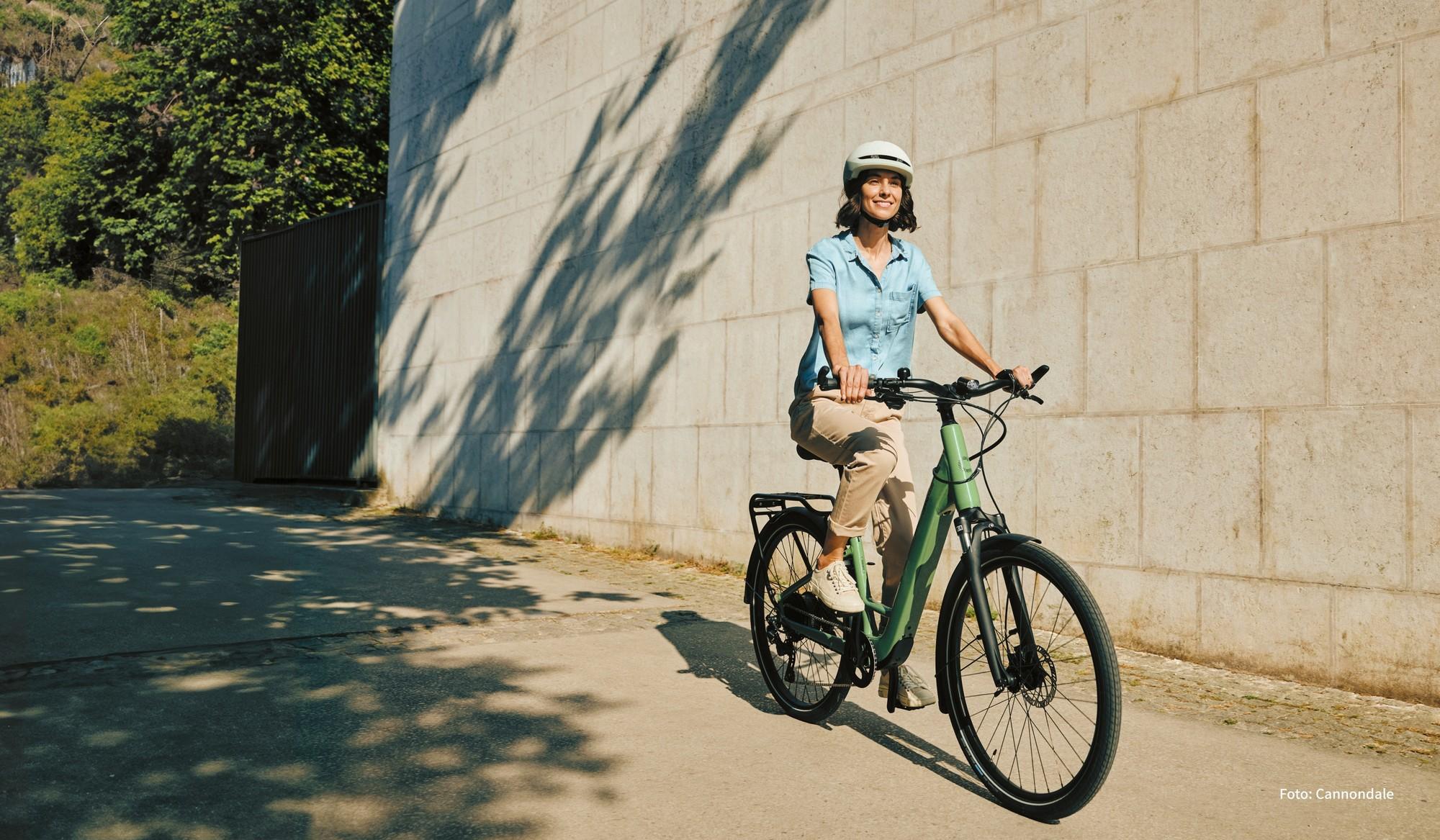 Das Bild zeigt eine Frau auf einem Cannondale Mavaro Neo SL