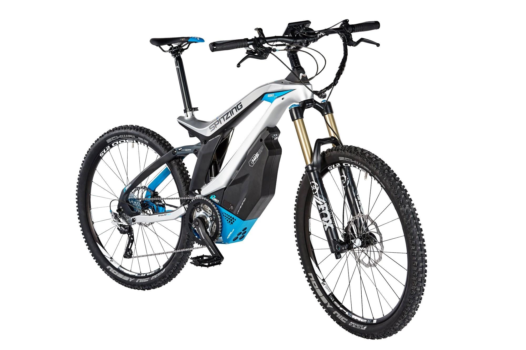 Das Bild zeigt das E-Bike Modell M1 Spitzing R Pedelec aus dem Jahr 2018 in einer auffälligen blauen Farbgebung