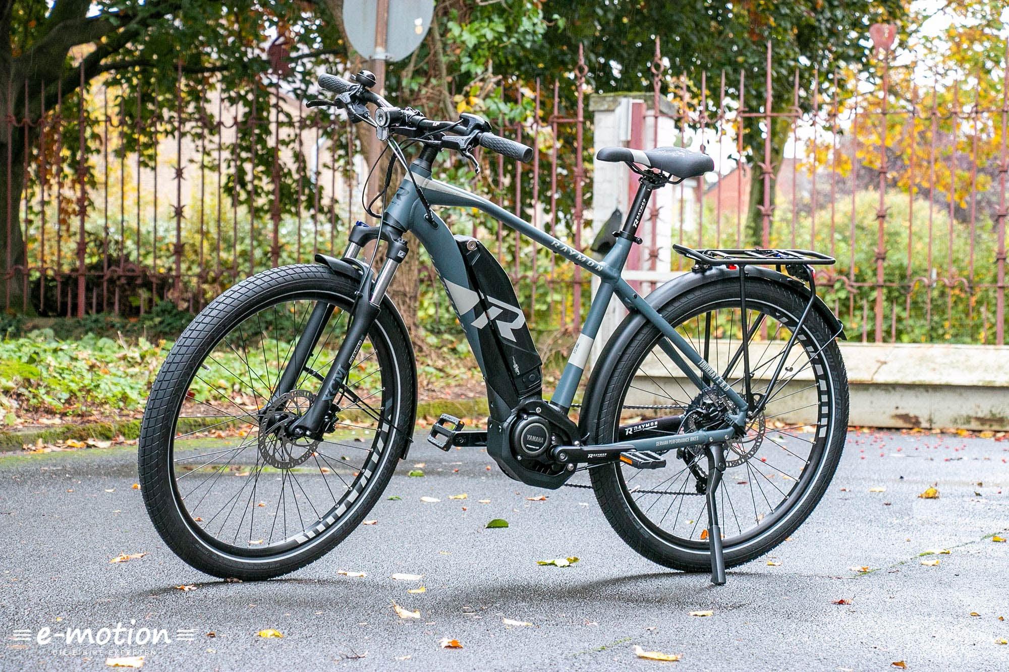 Modernes E-Bike von Riese & Müller auf nasser Straße
