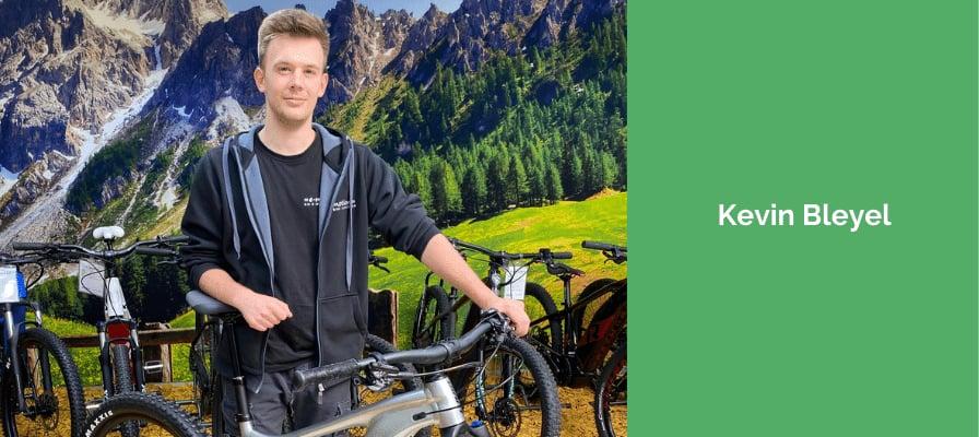 Mann mit E-Bike vor Bergkulisse