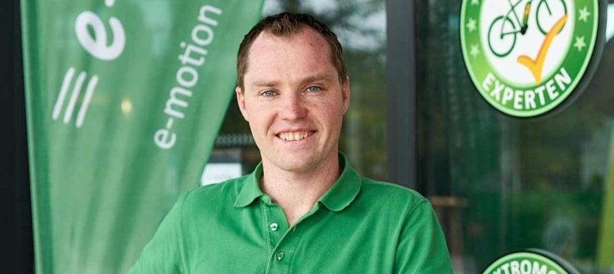 Mitarbeiter vor e-motion e-Bike Welt Bad Hall Geschäft