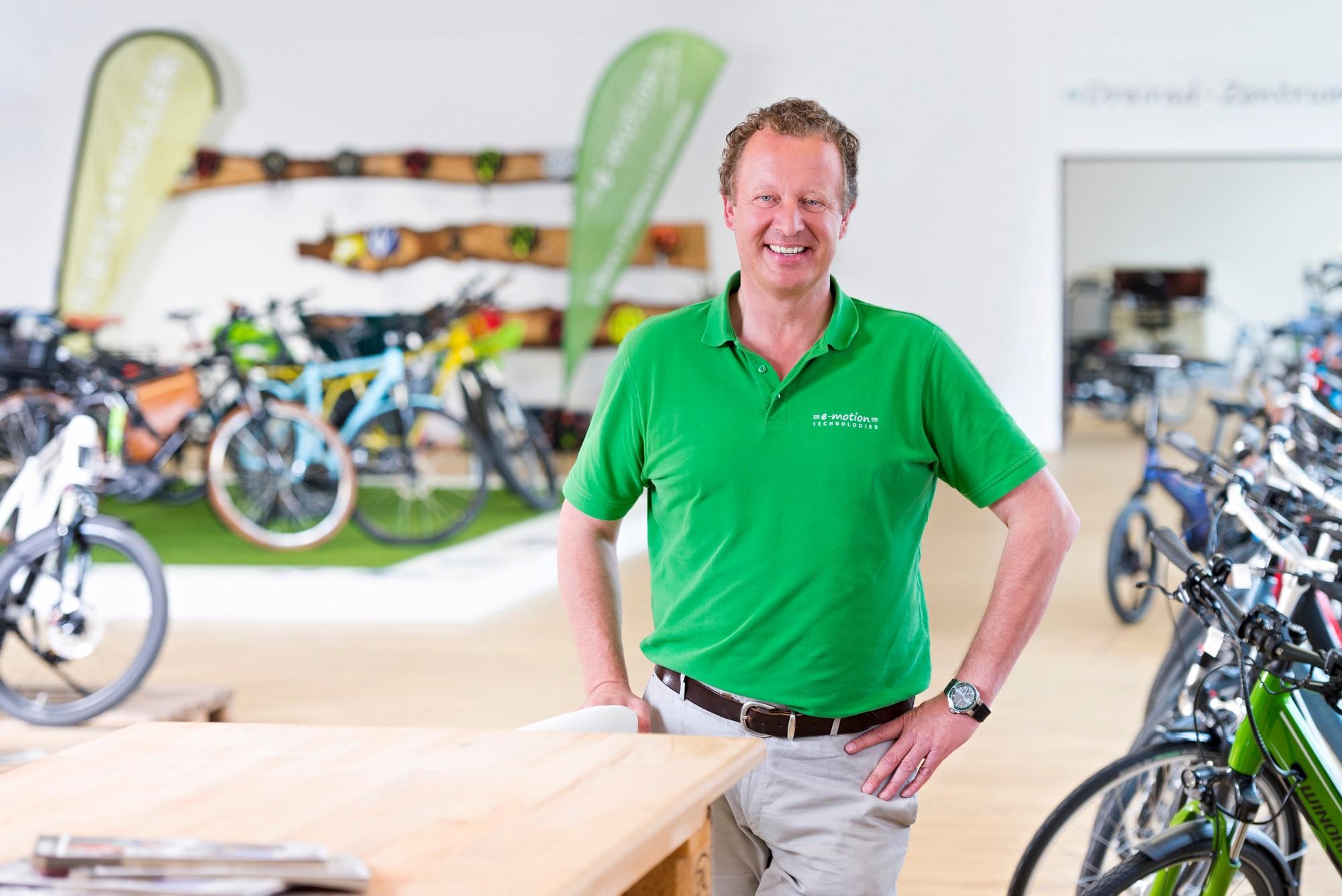 Das Bild zeigt einen Verkäufer in der e-motion e-Bike Welt Bielefeld.