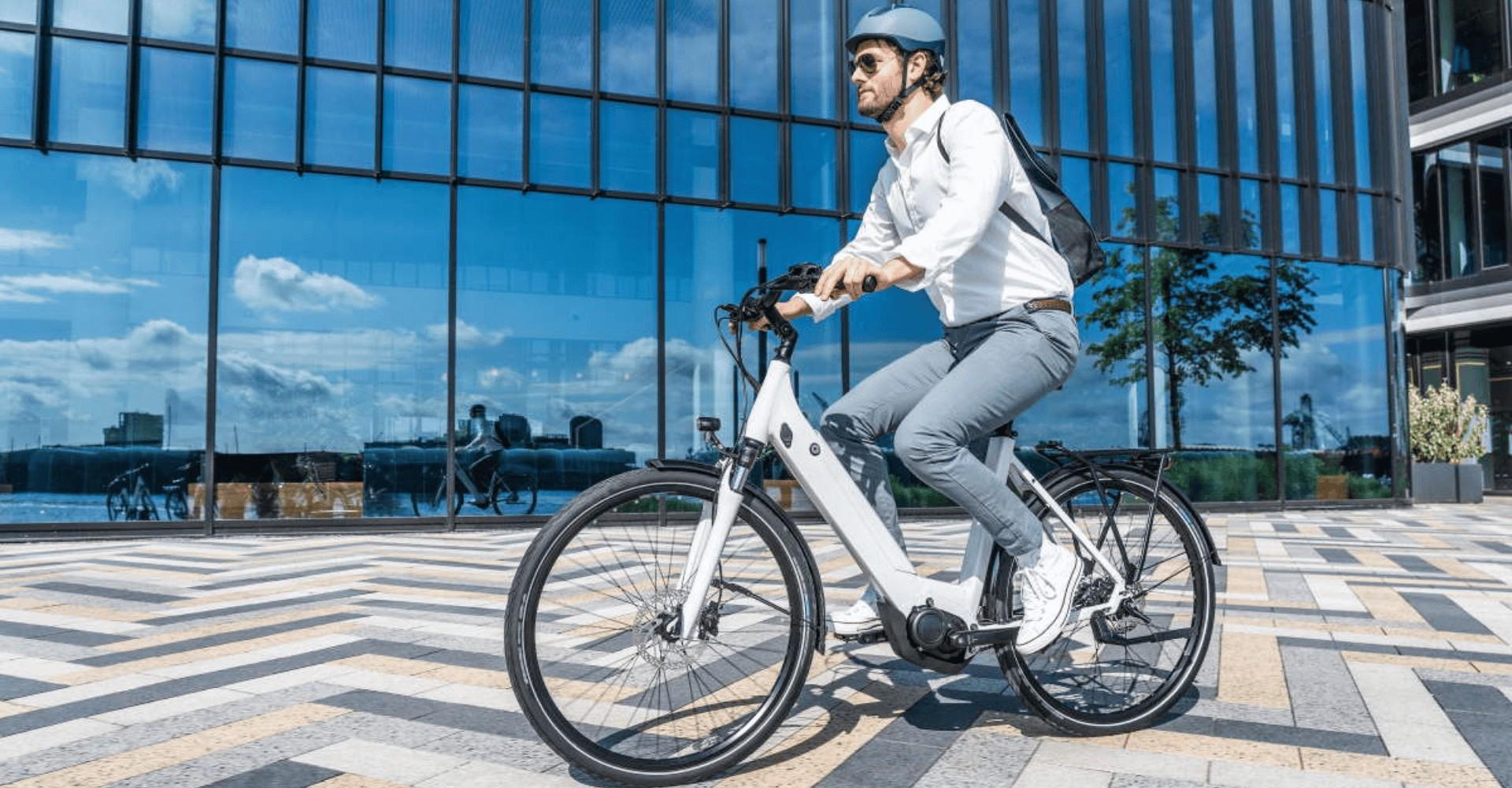 Ein Mann sitzt auf einem e-Bike mit Yamaha Antrieb