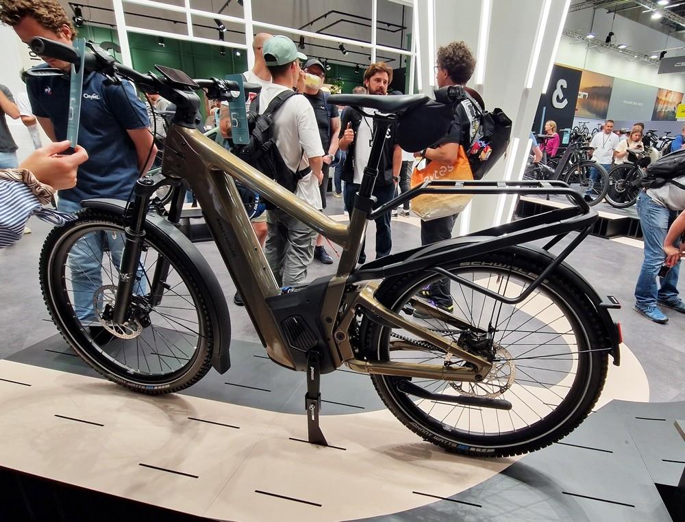 Riese & Müller e-Bike mit schlankem Design, integrierter Antriebseinheit, Hinterradaufhängung und Gepäckträger.