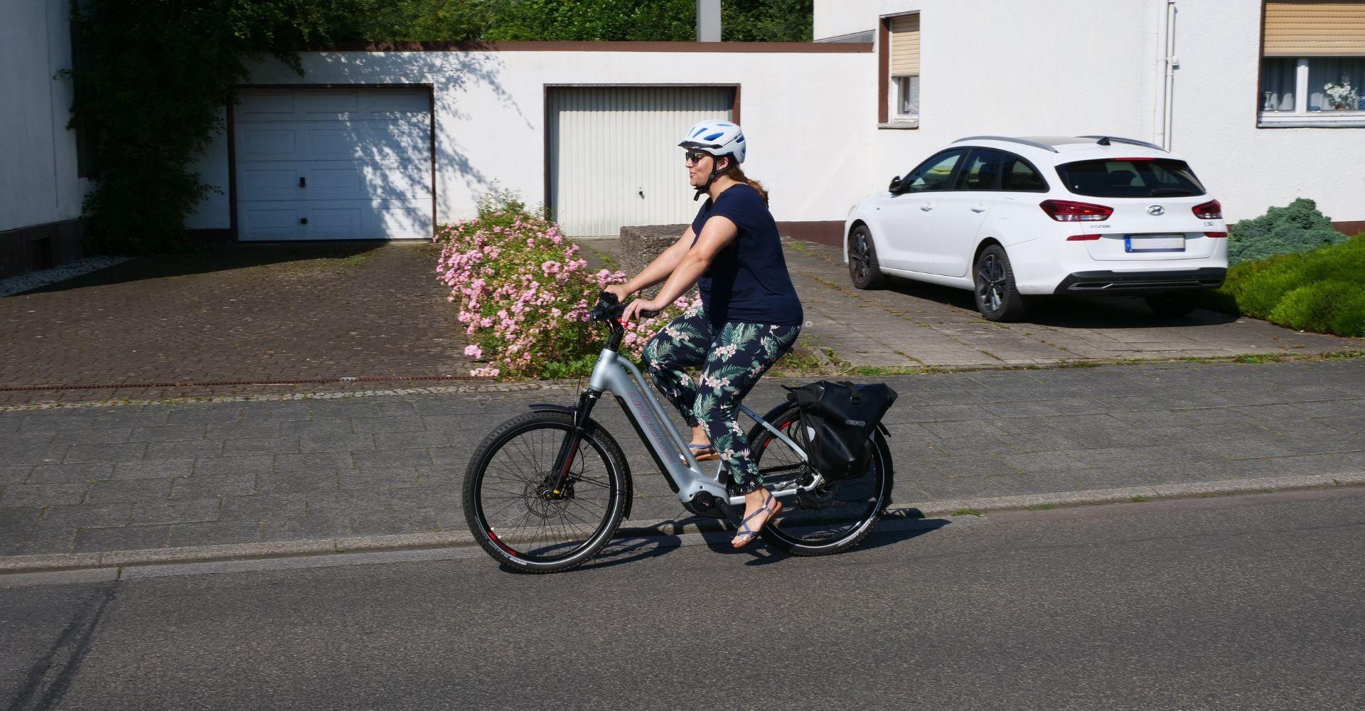 Isabel fährt auf dem Corratec Life CX7 die Straße entlang