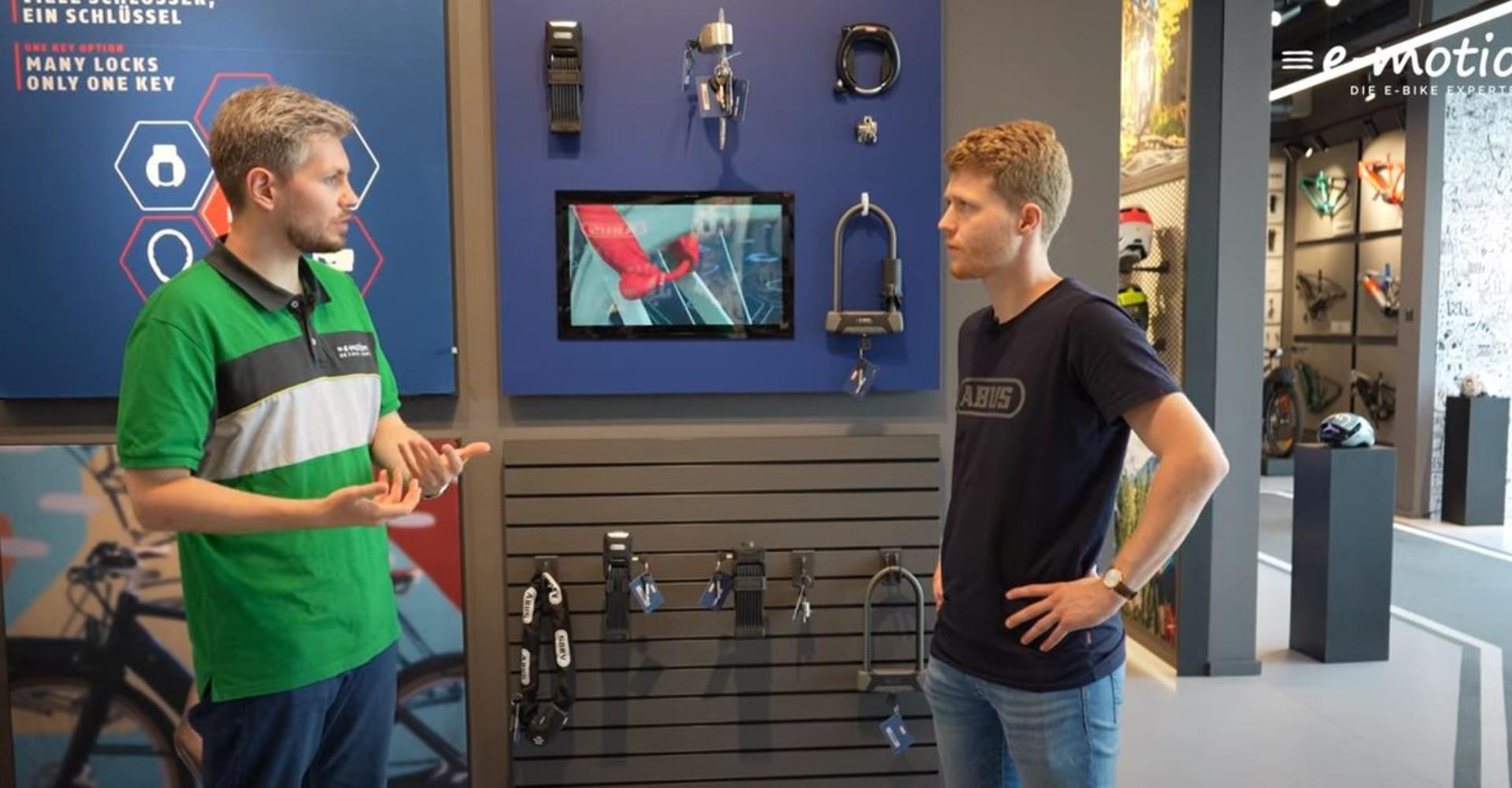 Zwei Personen vor smarten Fahrradschlösser von Abus