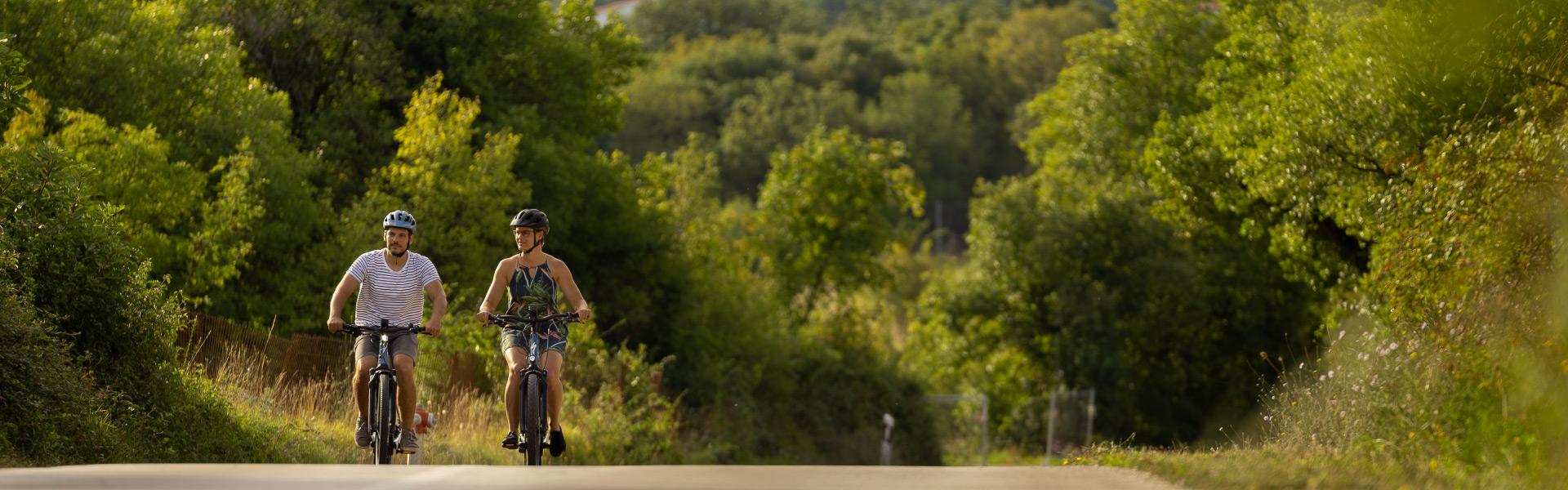 Erleben Sie die Natur auf Specialized E-Bikes. Ideal für gesunde Freizeitaktivitäten und entspannte Ausflüge ins Gr