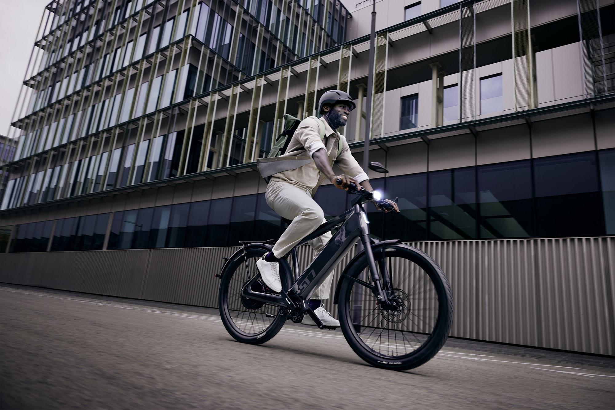Entdecken Sie das ST7 E-Bike für dynamische Stadttouren. Stilvolles Design und modernste Technik für unvergessliche
