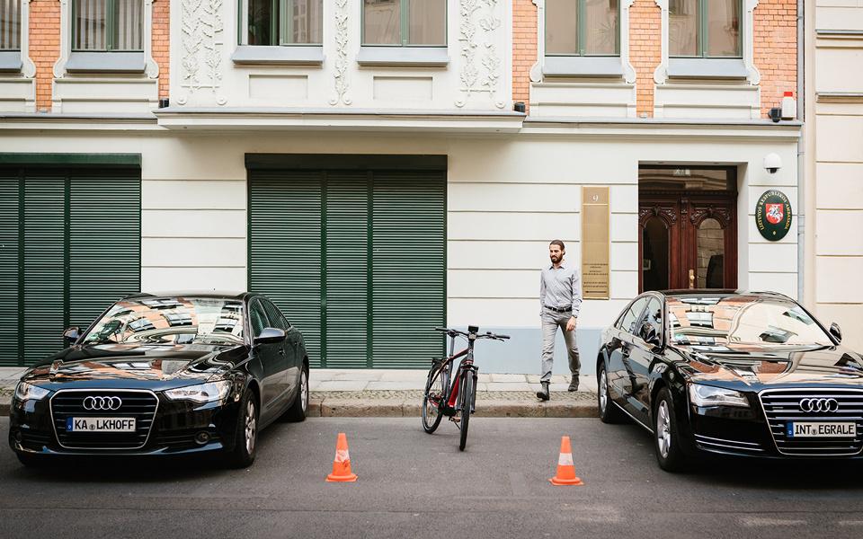 Ein Kalkhoff E-Bike ist zwischen zwei Audi Autos geparkt. Ideal für urbane Mobilität und nachhaltiges Pendeln in de
