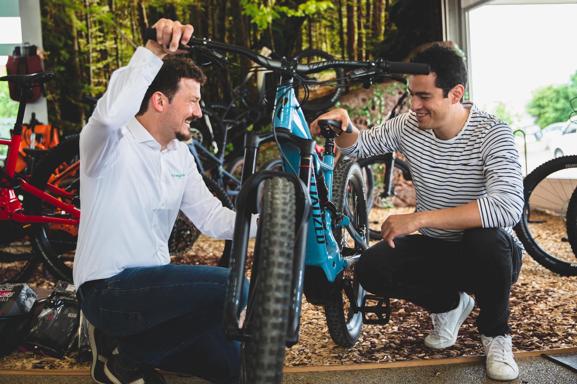 Ergonomie-Beratung, 2 Personen sitzen vor einem e-Bike