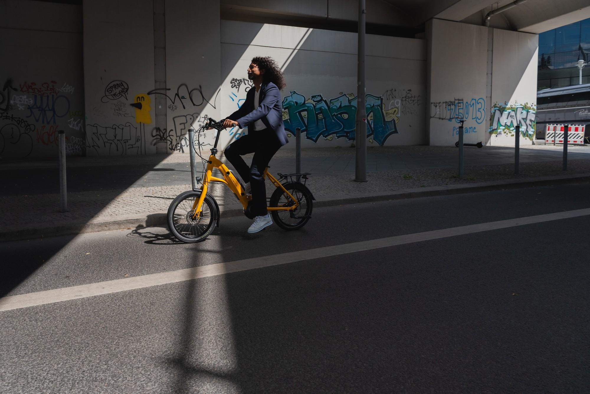 Das Bild zeigt ein Velo de Ville Compact KEB, ein kompaktes E-Bike, das für den urbanen Einsatz konzipiert ist.